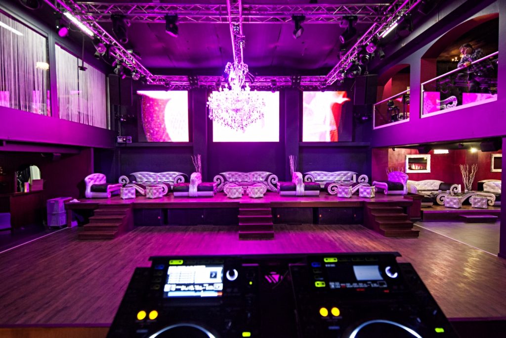 Club 84 - Bar, Club, Lounges, Tanzfläche, Bühne, weiteres Bild