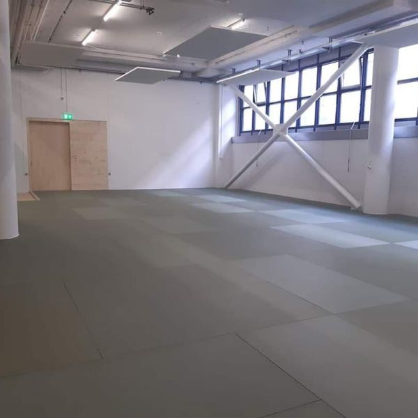 Neu gebauter Trainingsraum, Dojo, (Mattenboden oder Turnhallenboden) bei Luzerner Allmend